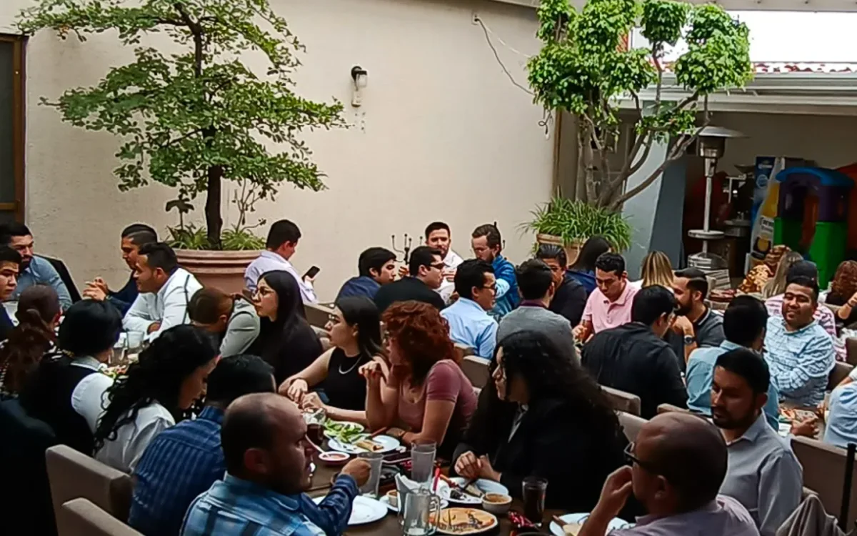 Equipo de trabajo conviviendo y disfrutando de parrilladas al centro en Sonora's Carbón y Sal