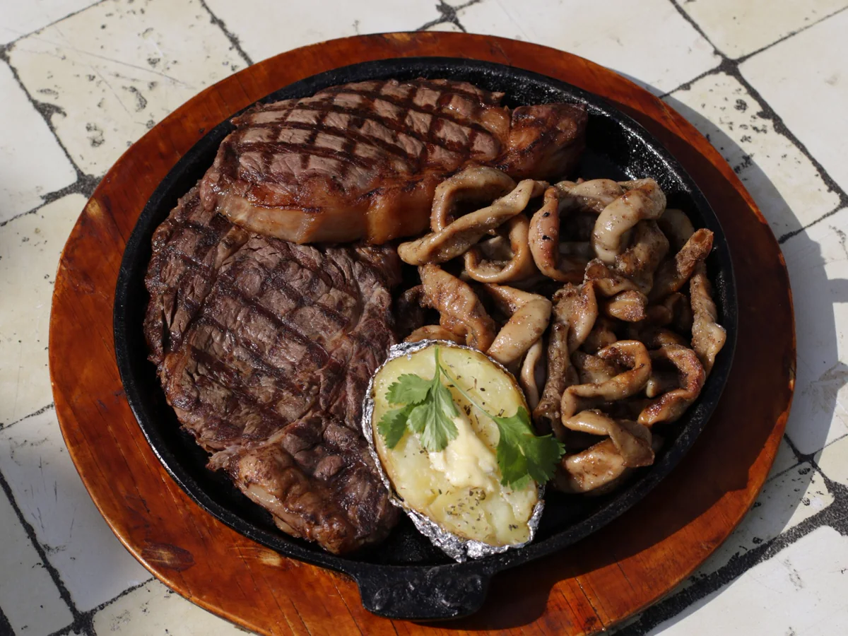 Parrillada de cortes y complementos para compartir